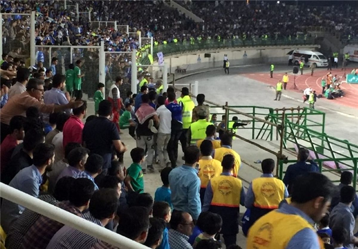 بنری عجیب برای اسارت هواداران استقلال نزد کی‌روش! +عکس