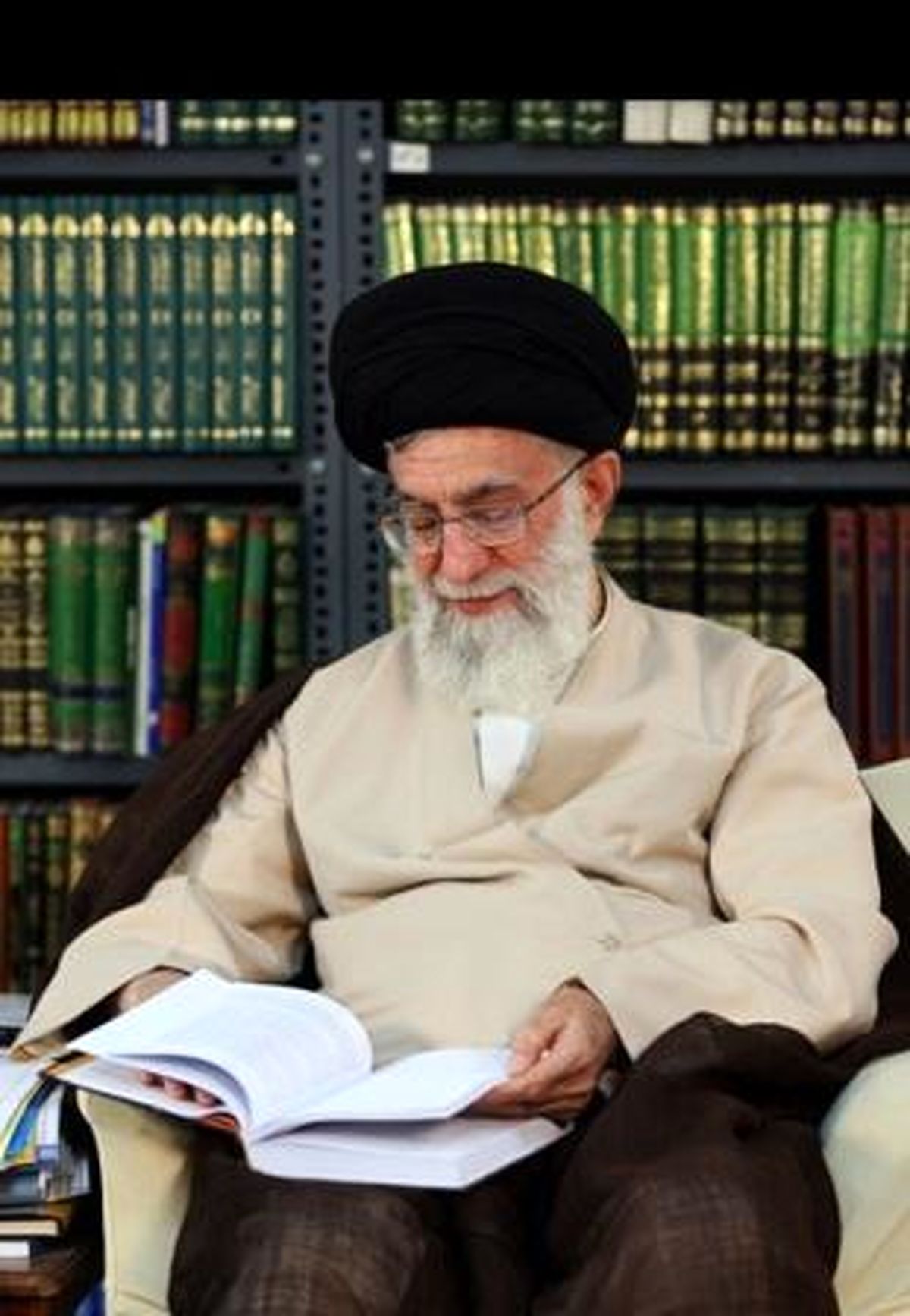 رهبر انقلاب در کتابخانه شخصی‌شان/ عکس