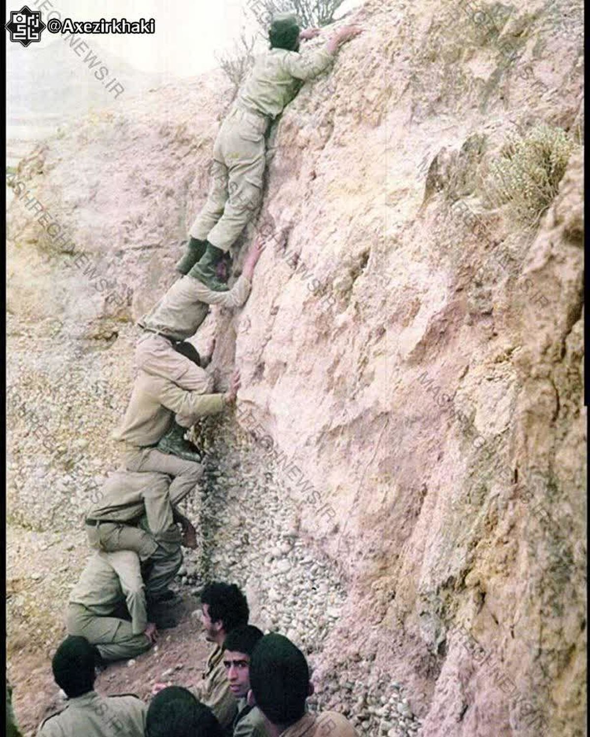 عکس:نردبان انسانی در جبهه!