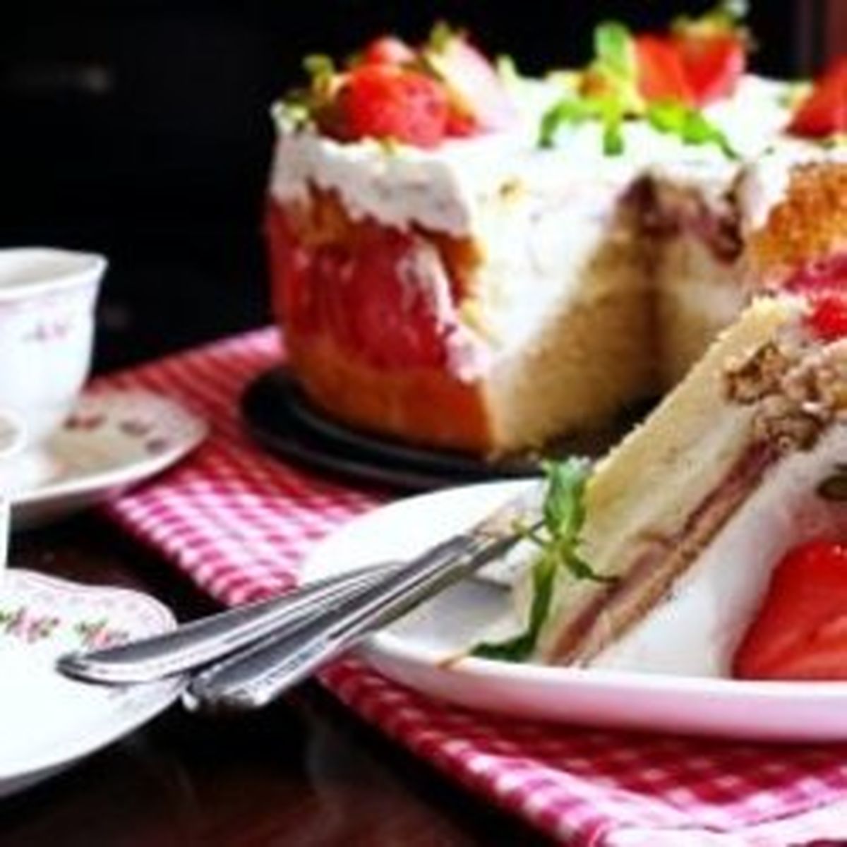 دستور پخت کیک توت فرنگی خامه‌ای