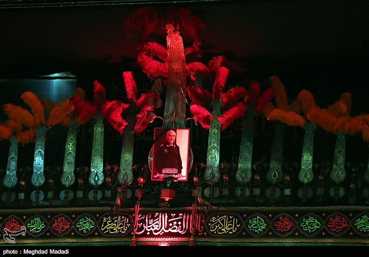 عکس سردار شهید بر بالای علم عزاداری سالار شهیدان