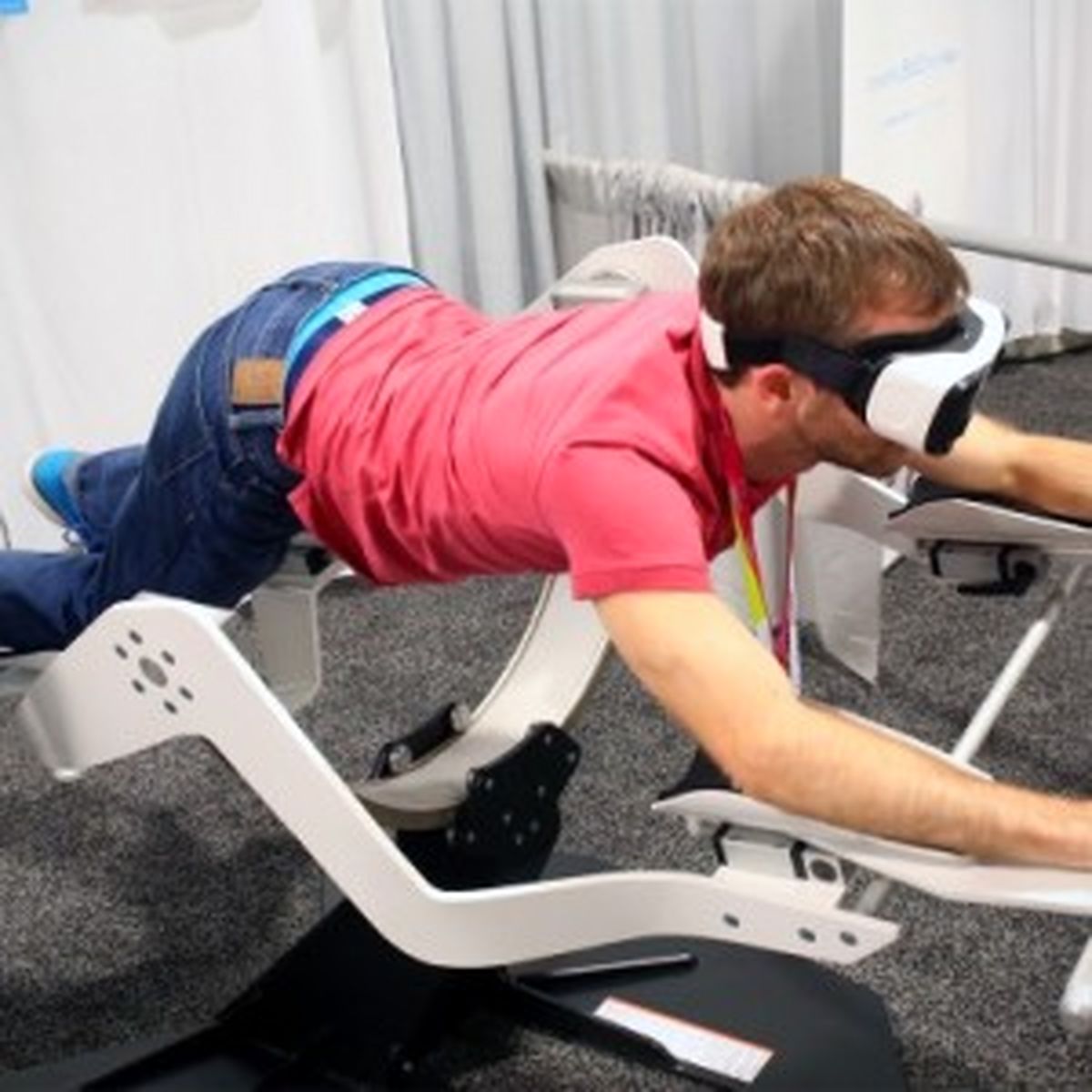 پرواز انسان با اسب بالدار مجازی!؟ +عکس