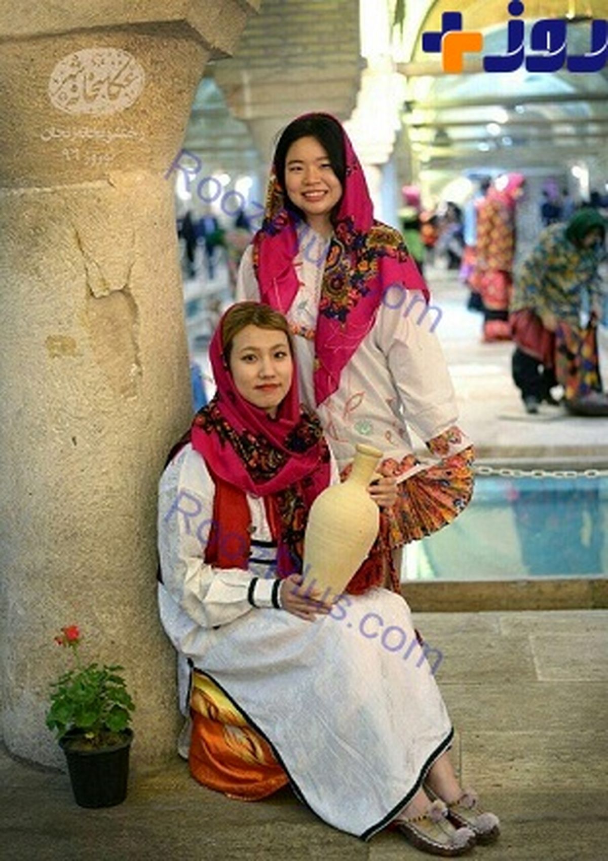 عکس یادگاری زنان کره‌ای با لباس محلی ایران