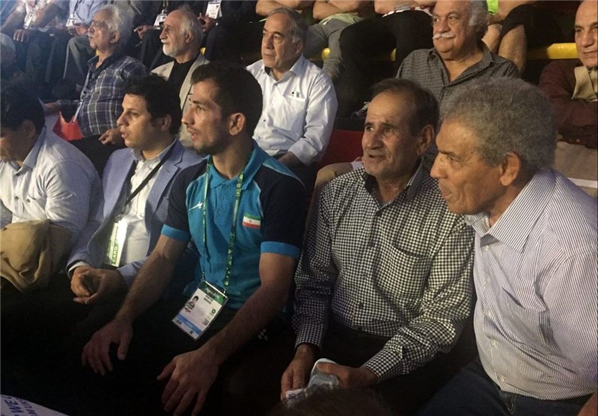 پدر قهرمان کشتی فرنگی در سالن مسابقات +عکس