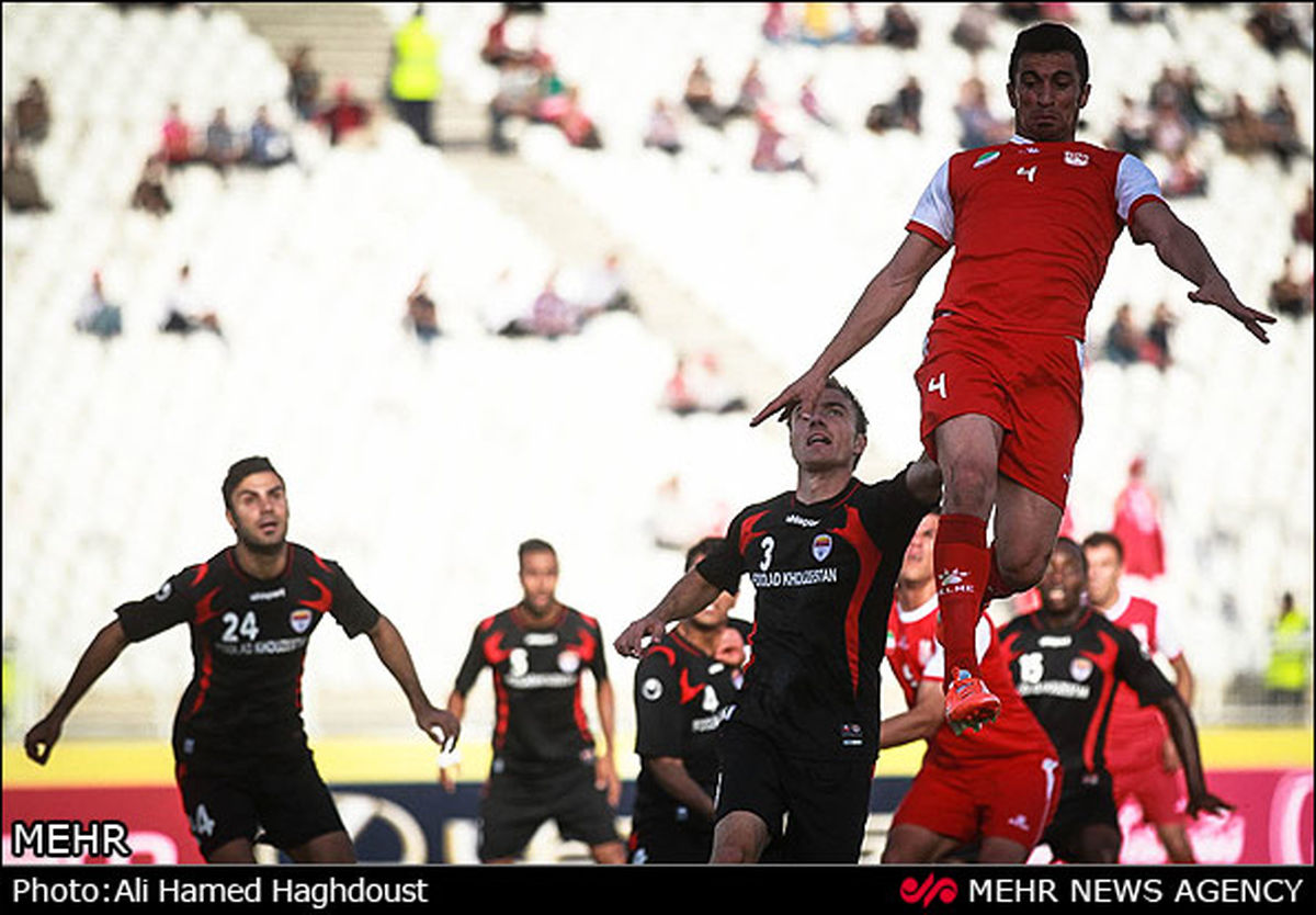 دیدار تیم های فوتبال تراکتور و فولاد/تصاویر