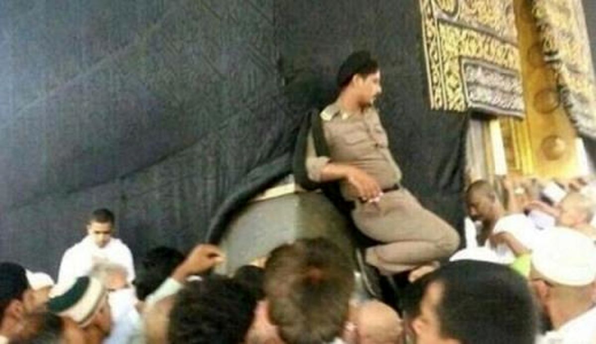 حرکت توهین آمیز پلیس عربستان/عکس