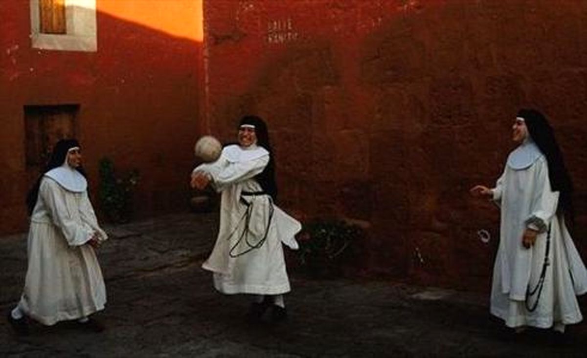 عكس/ والیبال بازی خواهران راهبه