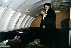 عکس: نماز امام خمینی (ره) در هواپیما