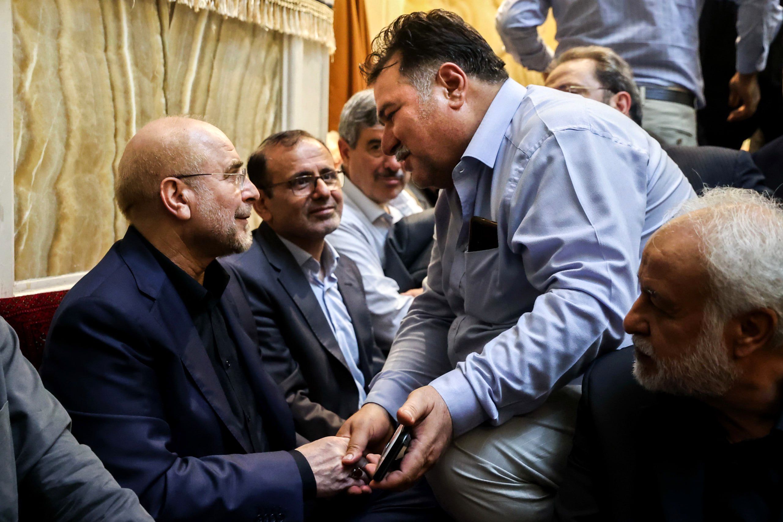 تصاویر: گفت‌وگوی چهره‌به‌چهره رئیس مجلس با مردم در مراسم عزاداری مسجد جامع امام صادق (ع) میدان فلسطین 