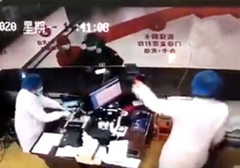 اقدام عجیب مرد بیمار اهل ووهان در بیمارستان +فیلم