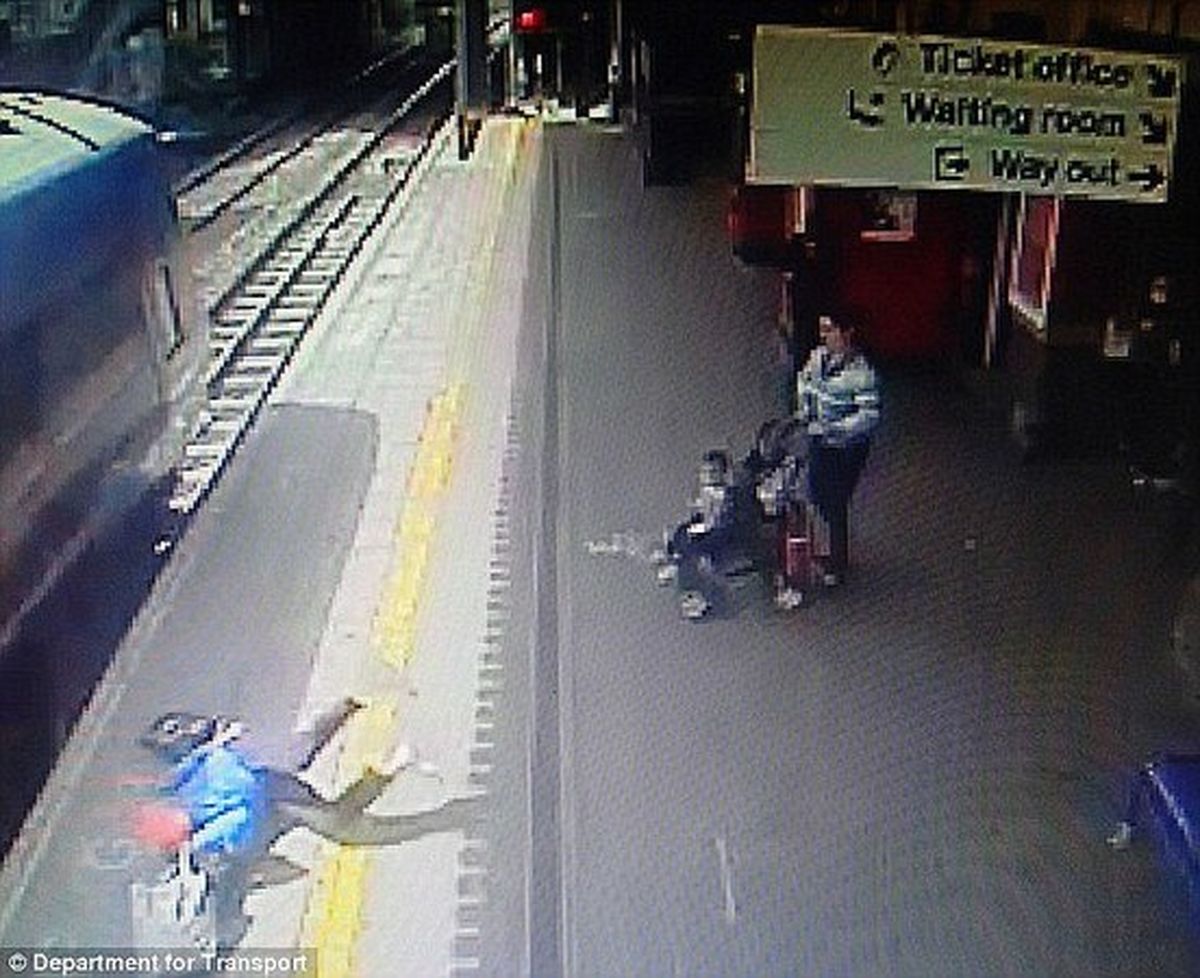 نجات معجزه آسای زن خوش شانس از حادثه  قطار +تصاویر