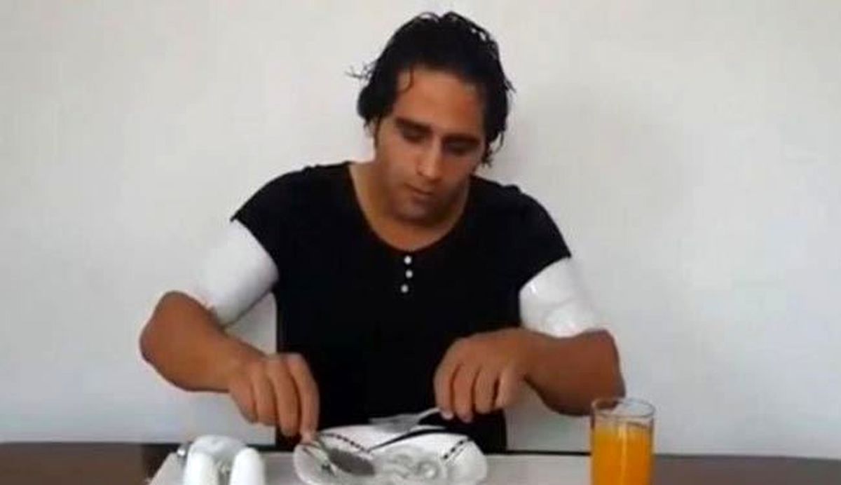 مردی با غذای عجیب/عکس