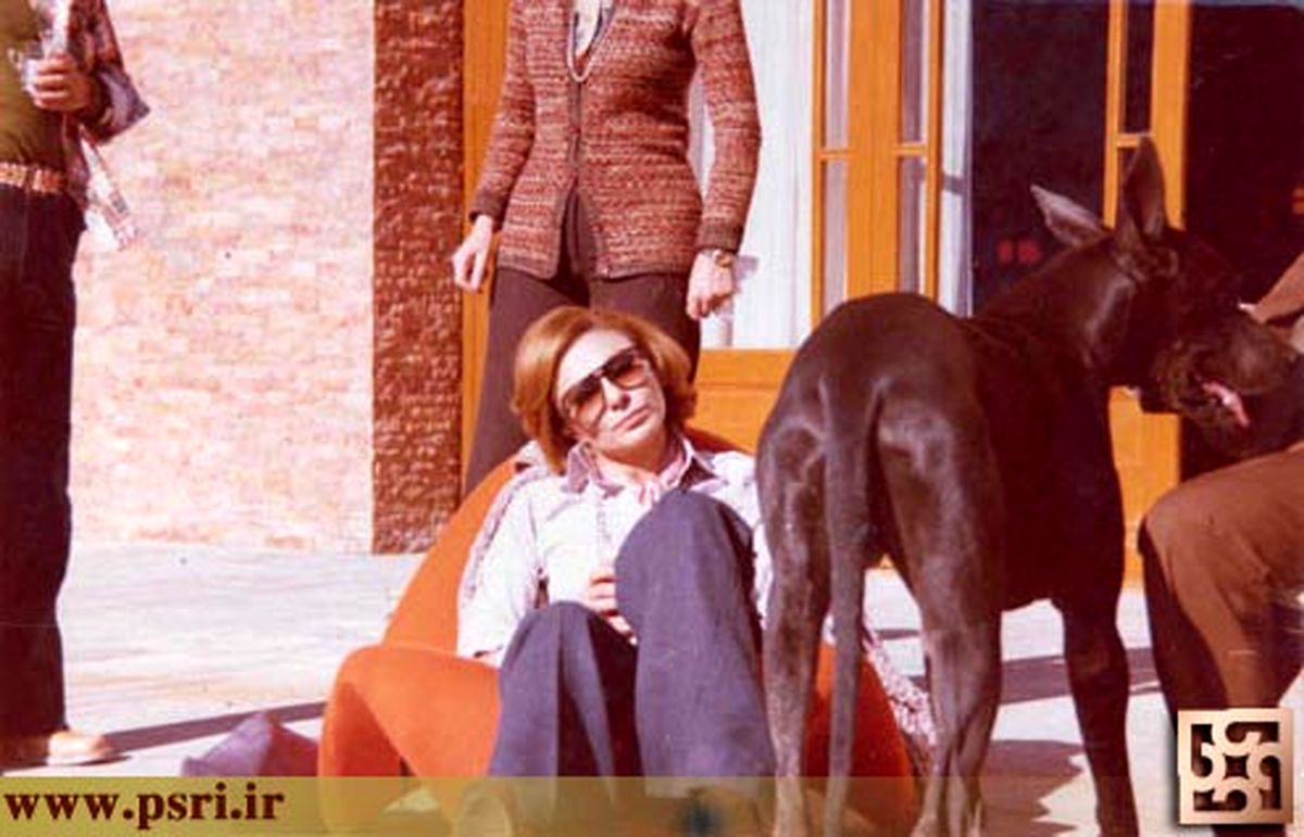 فرح پهلوی و سگش +تصویر