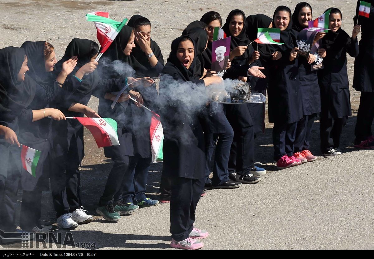عکس : اسفند دود کردن بچه مدرسه‎ای ها برای روحانی
