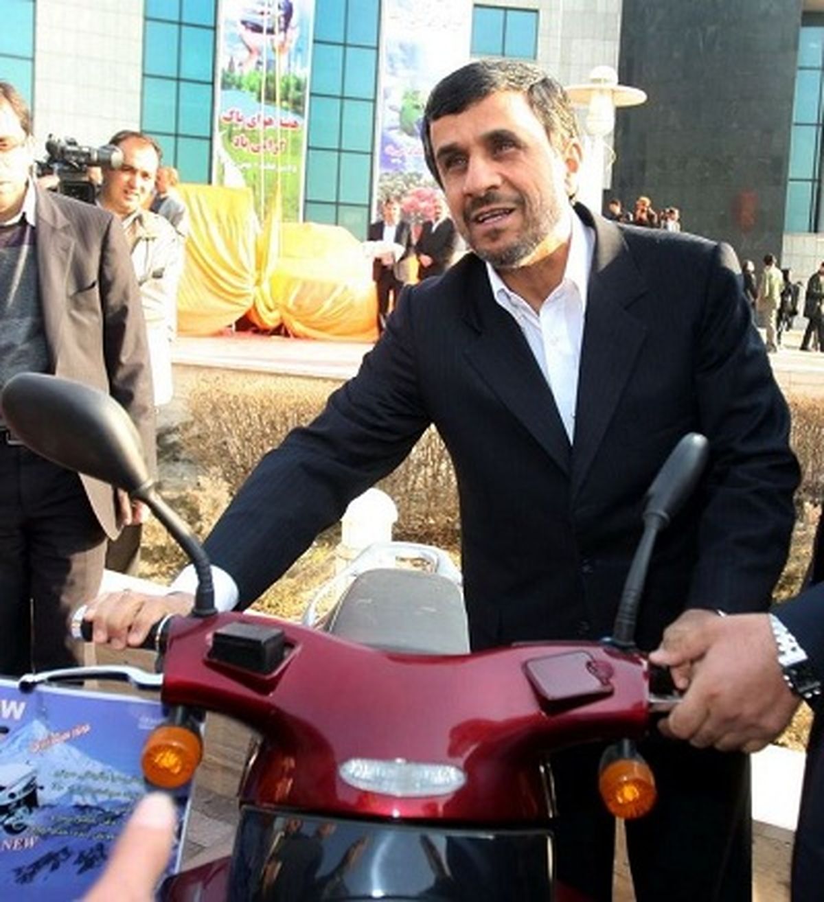 احمدی نژاد و موتور سیکلت/ عکس