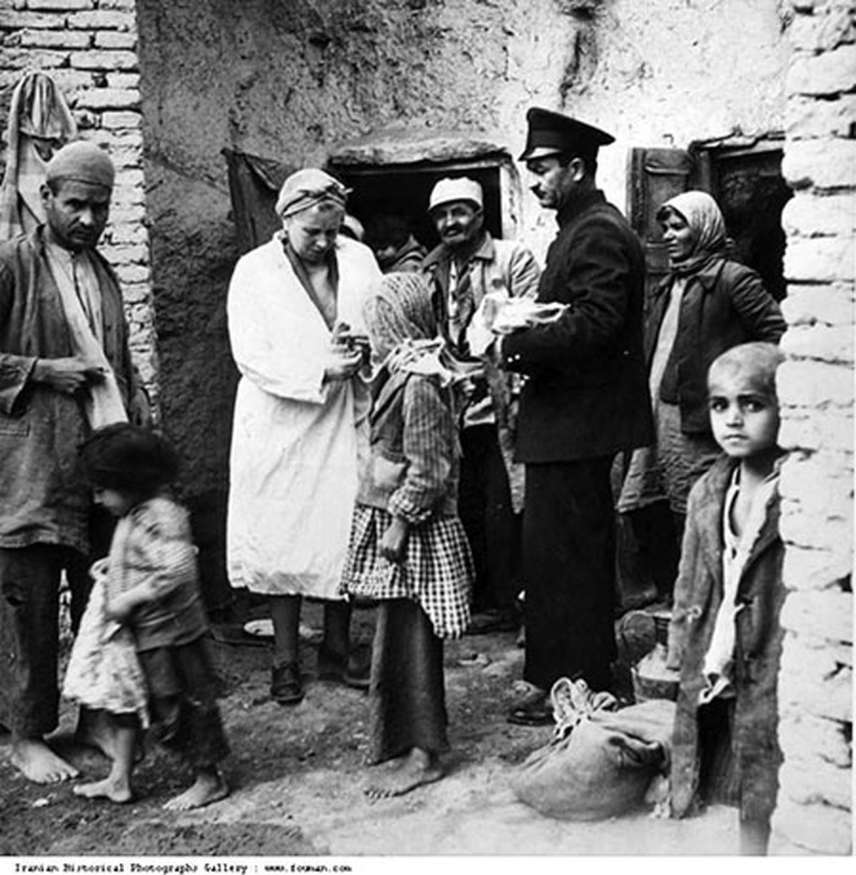 عکس/ طبابت یک زن در دوران قاجار