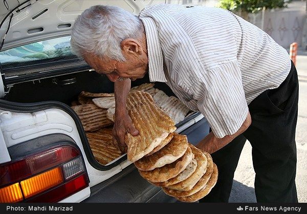 تصاویر: سفره افطار برای رهگذران