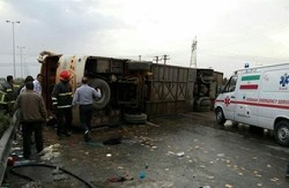 واژگونی اتوبوس در شاهین شهر با ۱۴ مجروح