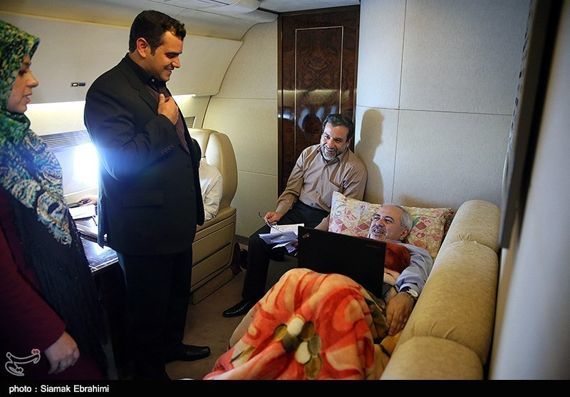 عکس/استراحت‌ظریف درهواپیمابه‌دلیل کمردرد