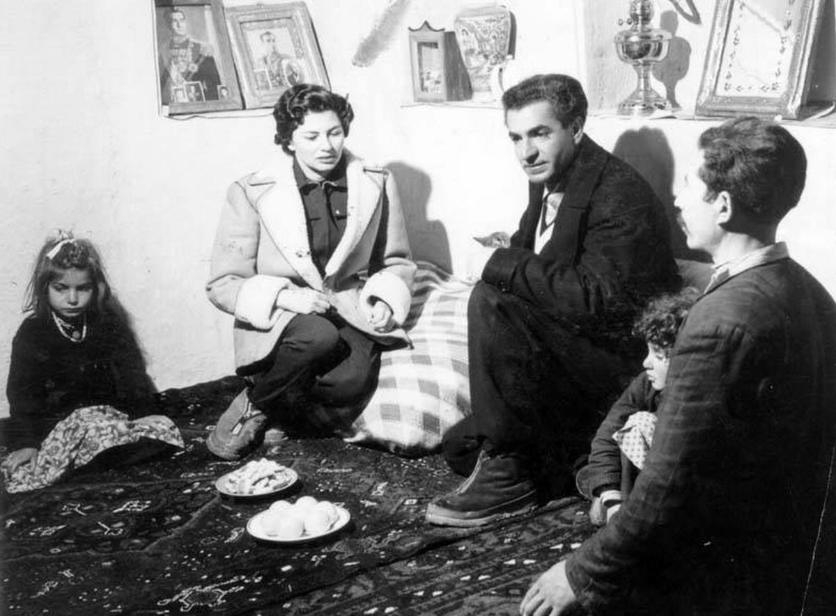 عکسی از شاه در خانه رعیت!