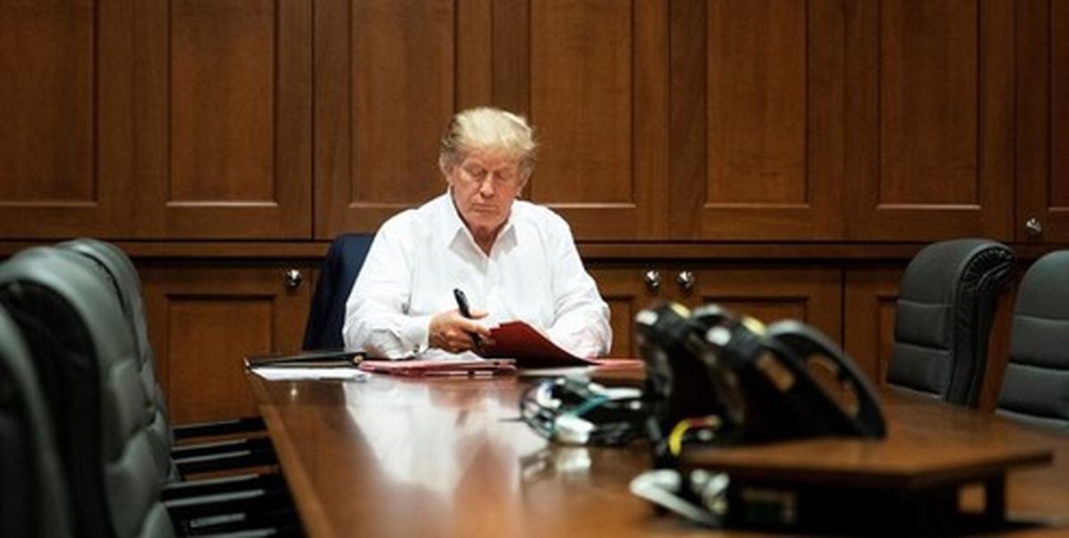 انتشار تصاویری از ترامپ هنگام کار در بیمارستان