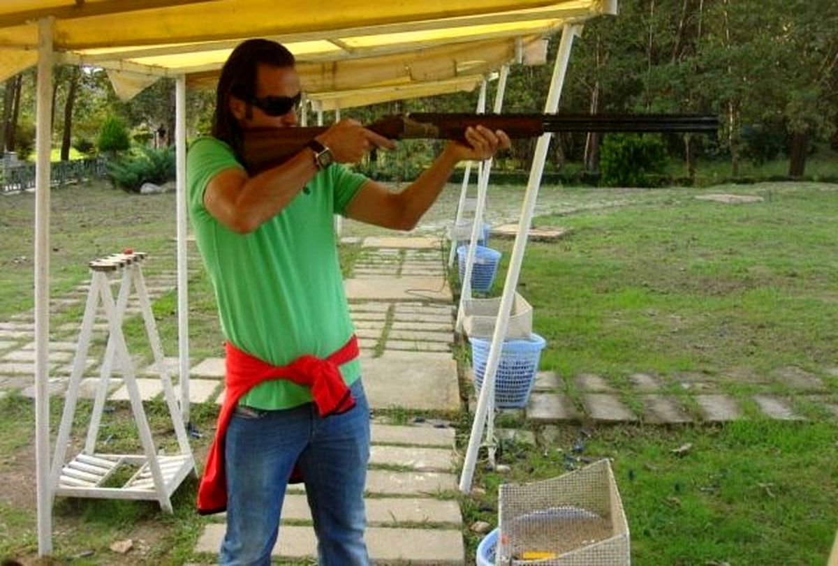 عکسی از علی کریمی در حال تیراندازی!