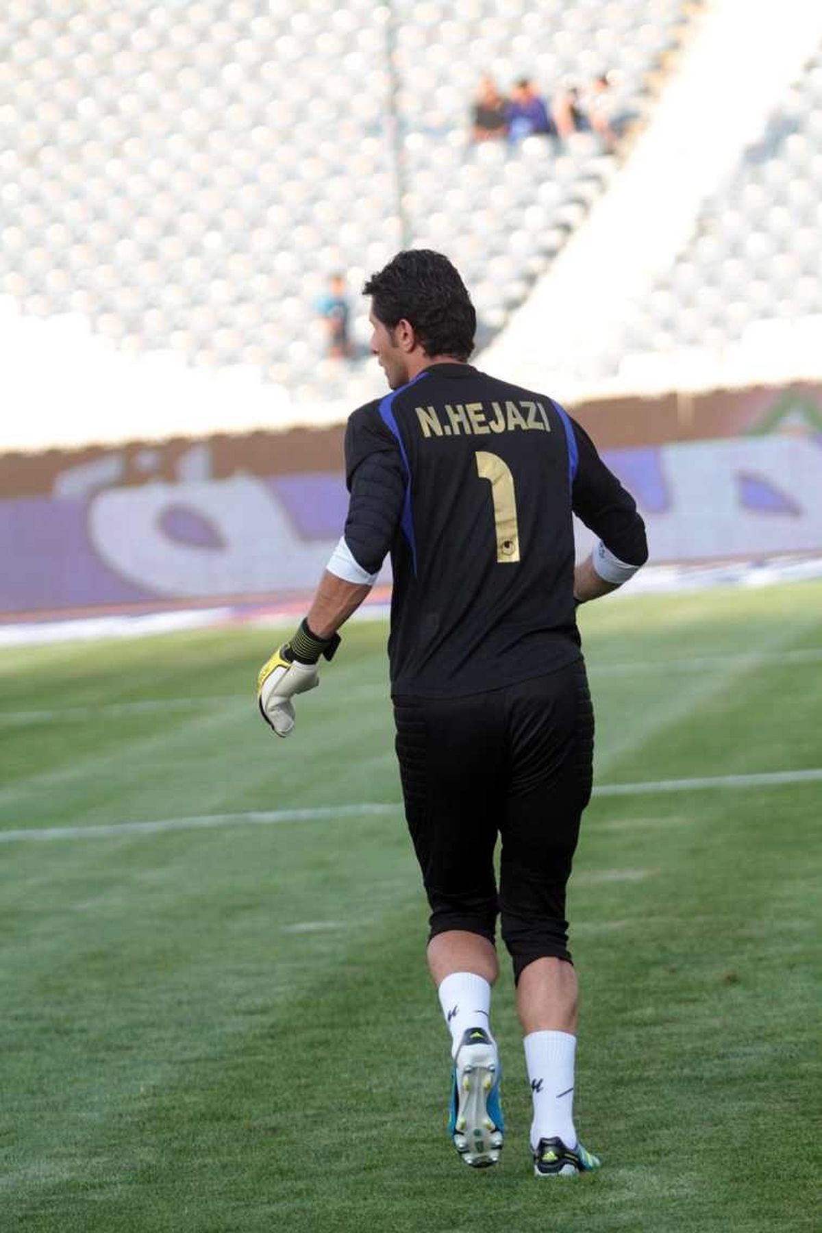 دروازه‌بان راه‌آهن با پیراهن حجازی/عکس