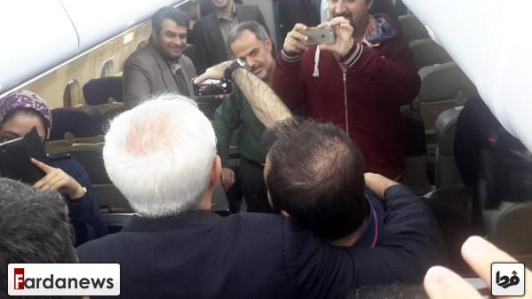 عکس سلفی با ظریف در هواپیما