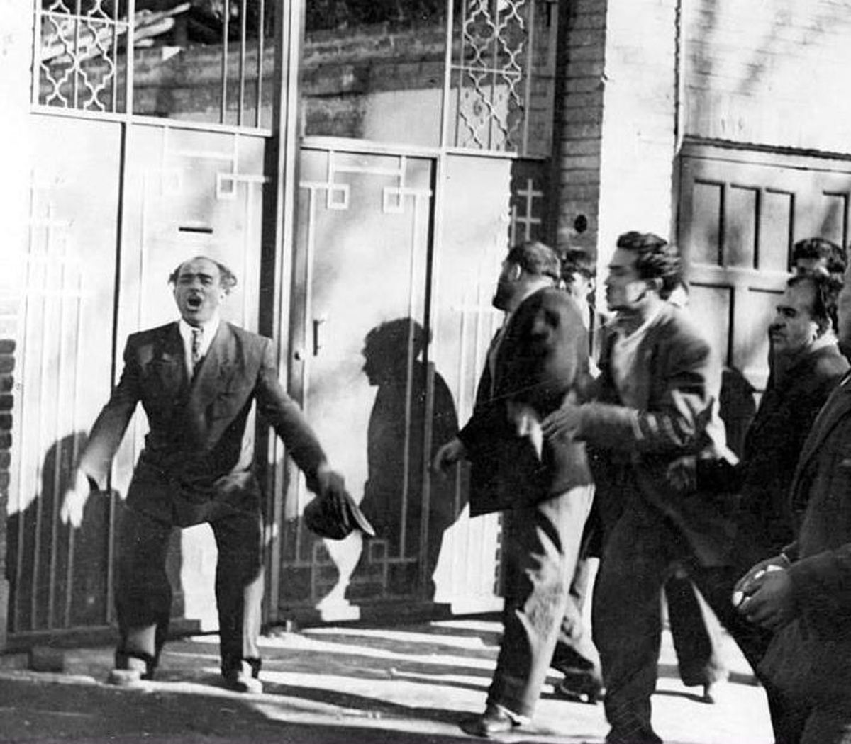 عکس/شعبان‌بی‌مخ‌مقابل‌منزل‌دکترمصدق