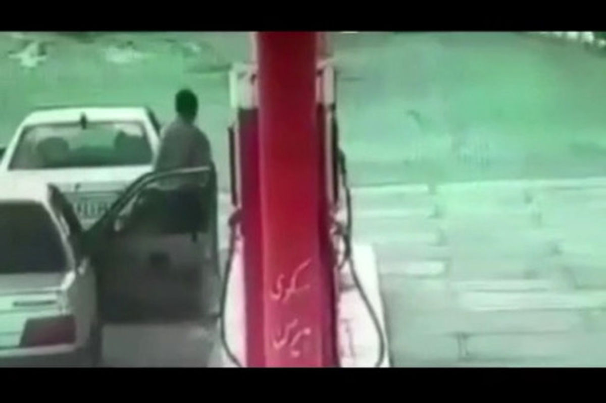 لحظه آتش‌گرفتن دنا در پمپ بنزین +فیلم