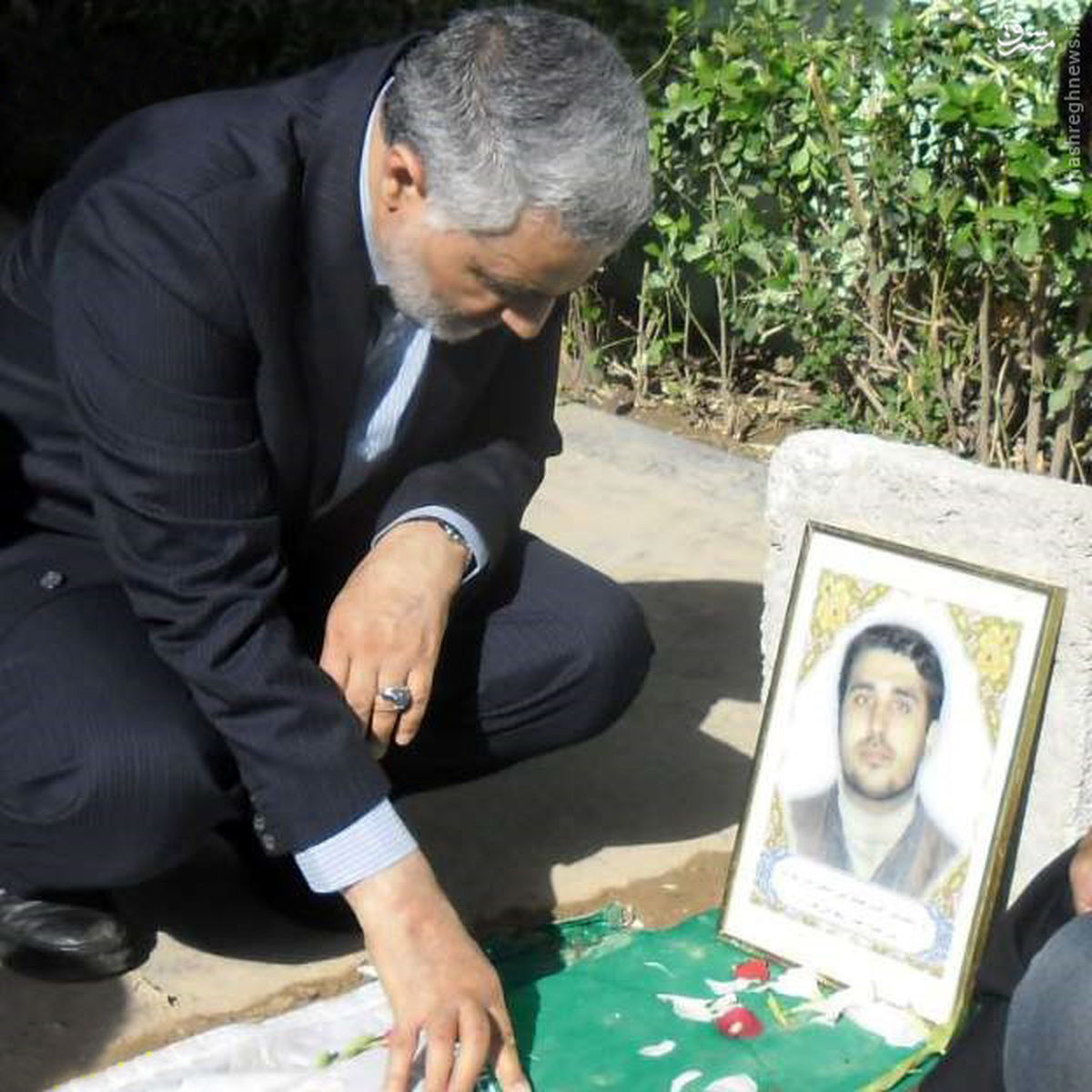 "حاج قاسم" و زیارت مزارمدافع حرم/ عکس