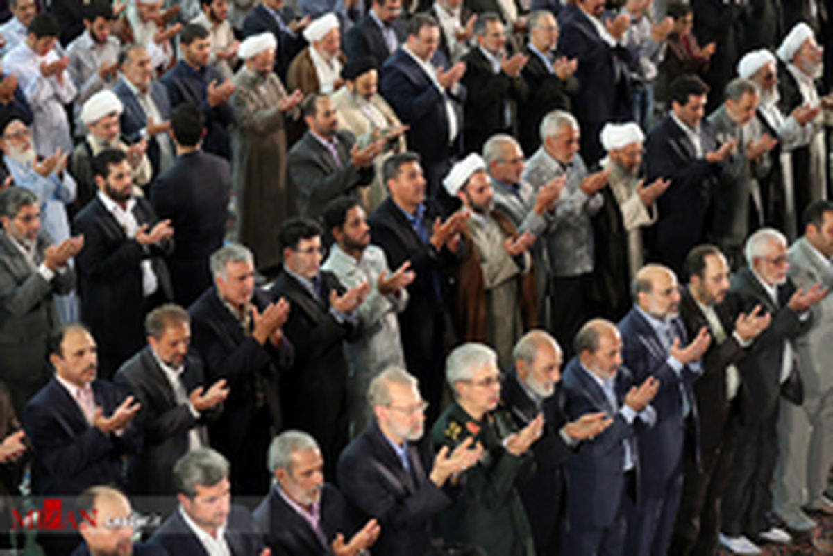 تصویری از اقامه نماز عید فطر در جبهه جنگ + عکس