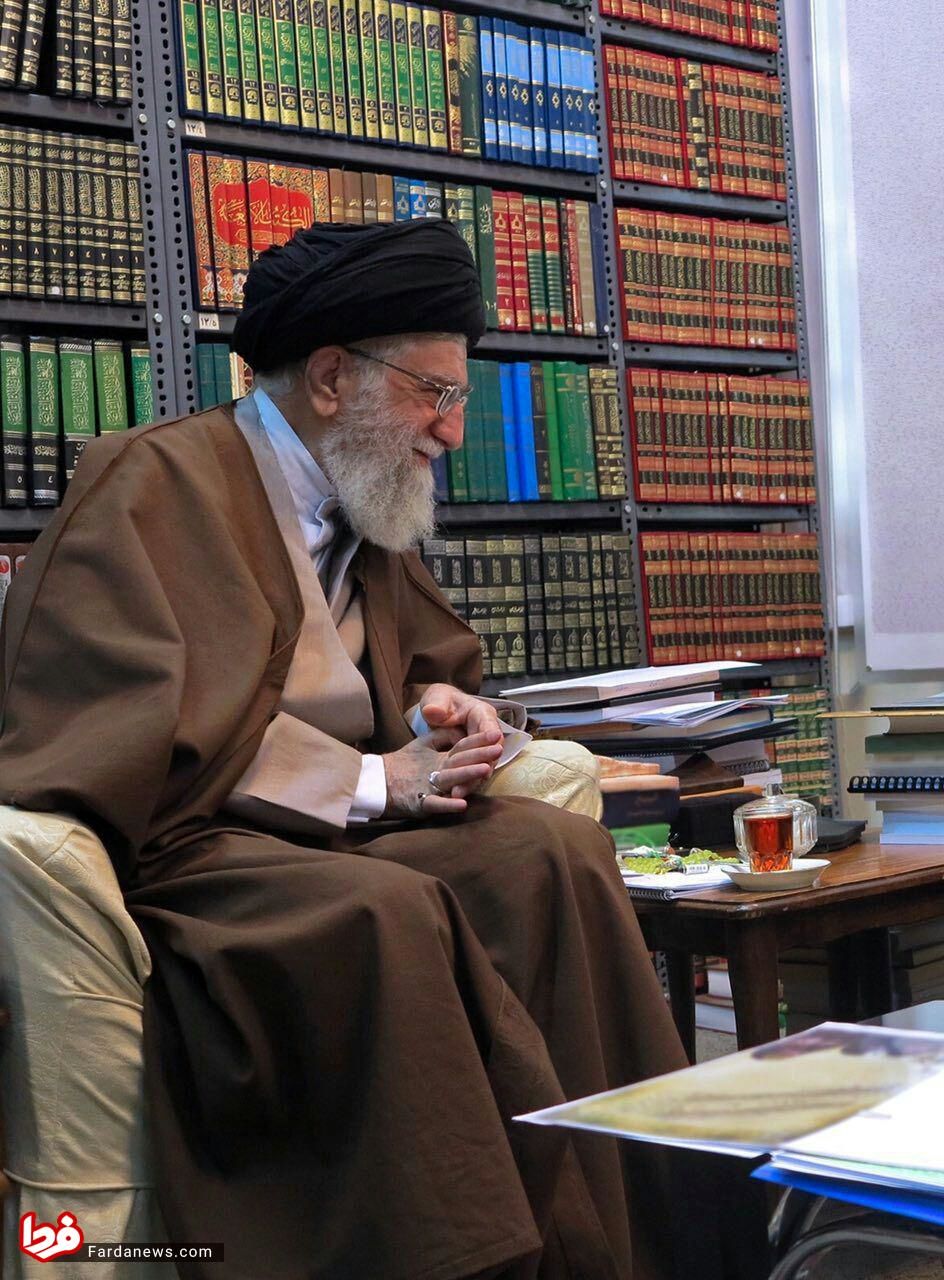 تصويری از اتاق مطالعه و کتابخانه رهبر انقلاب