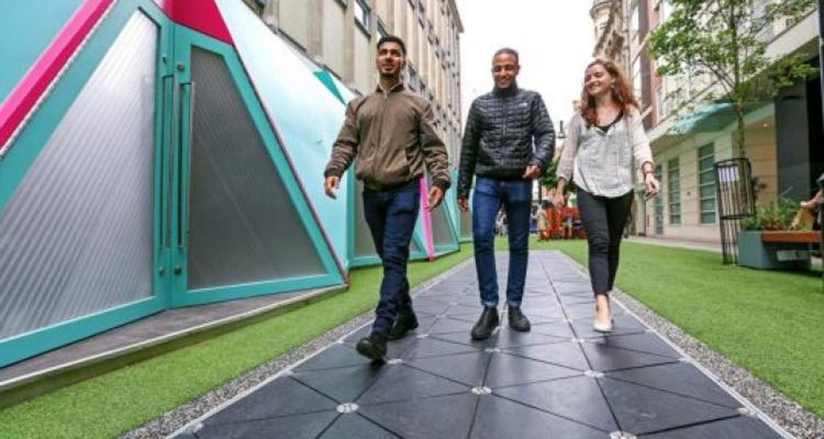 این خیابان با راهرفتن افراد برق تولید میکند! +عکس