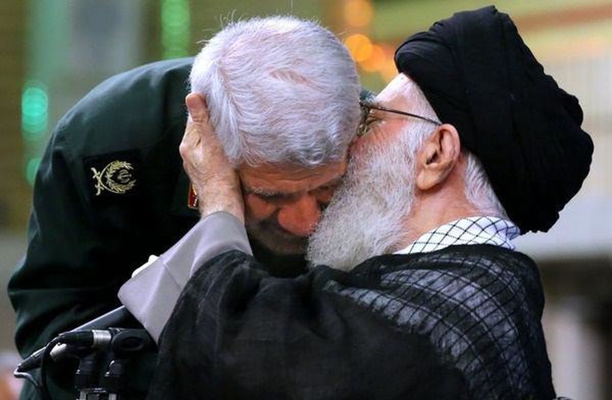 عکس: بوسه رهبر انقلاب بر گونه حاج صادق آهنگران
