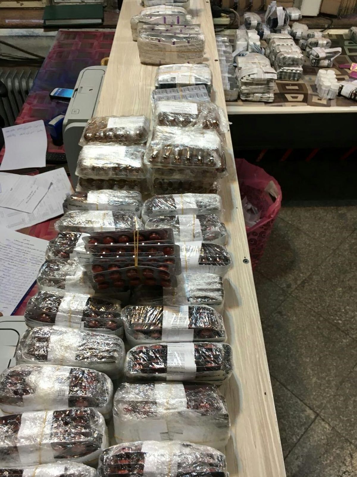 کشف ١٤ هزار بسته داروی قاچاق از زیرشاسی یک کانتینر +عکس