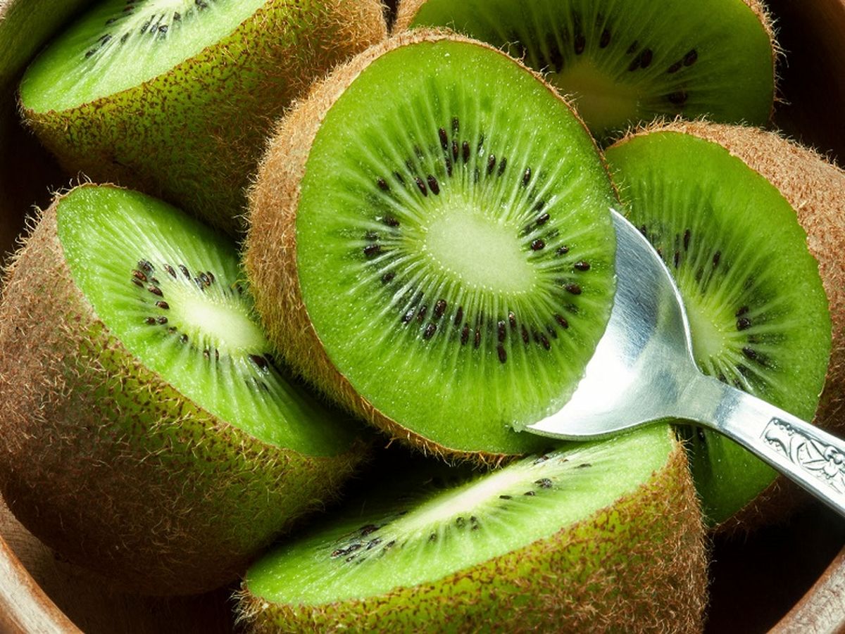 چرا نباید کیوی را با پوست بخوریم؟