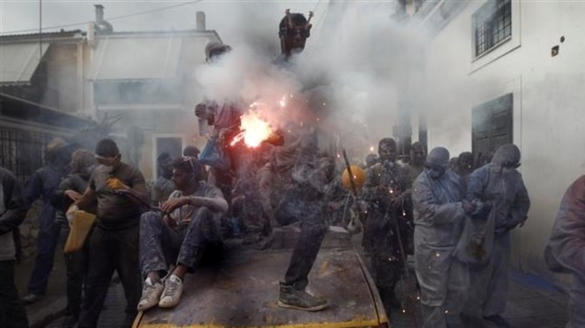 زنگوله گاوها خبر از یک جنگ می‌دهند! +تصاویر