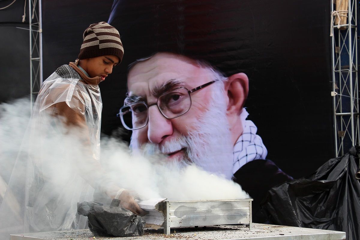 از پیر و جوان تا زن و مرد/ صحنه هایی ناب از خدمت به زوار شمس الشموس(ع) + تصاویر