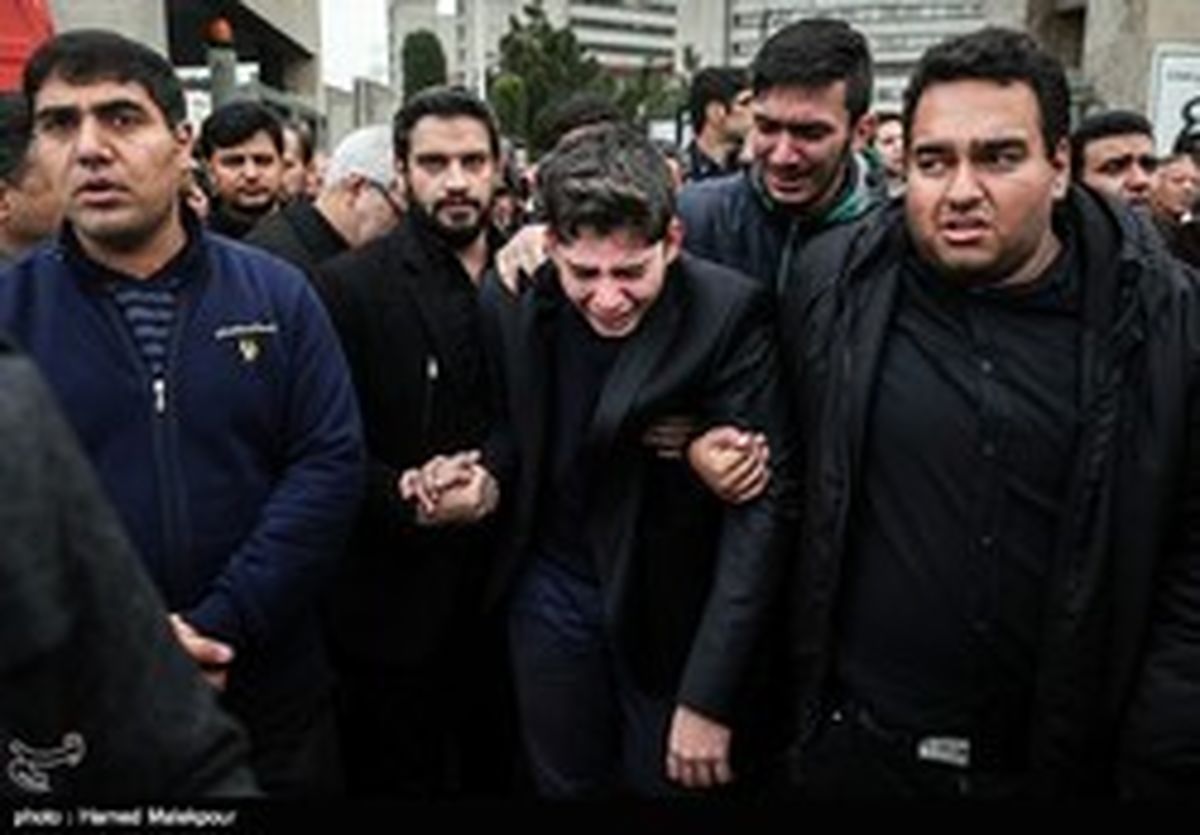 بی تابی فرزند نوربخش در مراسم تشییع پدرش +عکس
