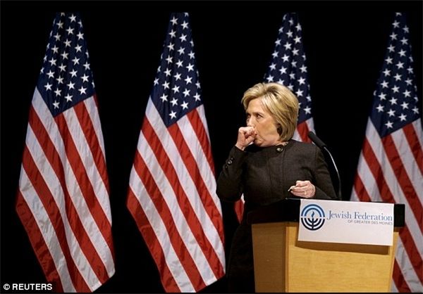 سرفه ممتد هیلاری کلینتون هنگام حرف زدن درباره ایران+ تصاویر