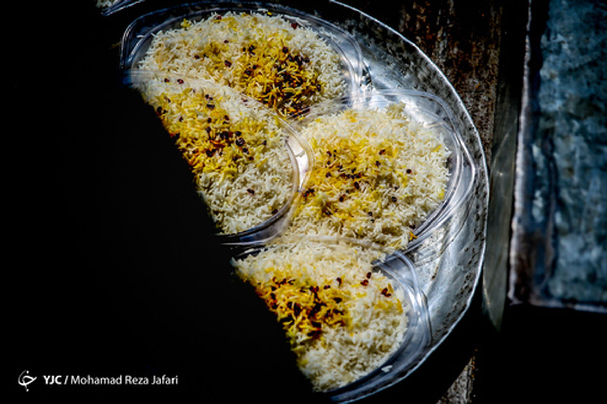 تصاویر: طبخ و توزیع نذری در روستای اراضی اصفهان