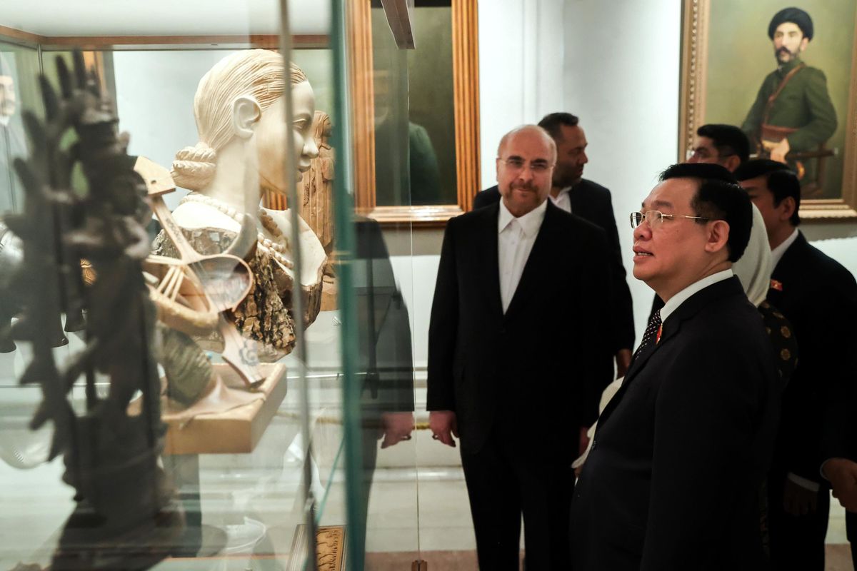 بازدید رئیس مجلس ویتنام و هیات همراه از موزه مجلس
