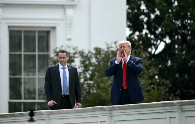 حرکات عجیب ترامپ روی پشت بام کاخ سفید جنجالی شد +فیلم