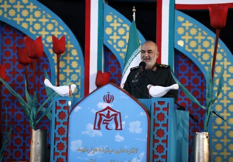 سرلشکر سلامی: آمریکا به هیچ موفقیتی نرسیده و به فکر یک فرار آبرومندانه است
