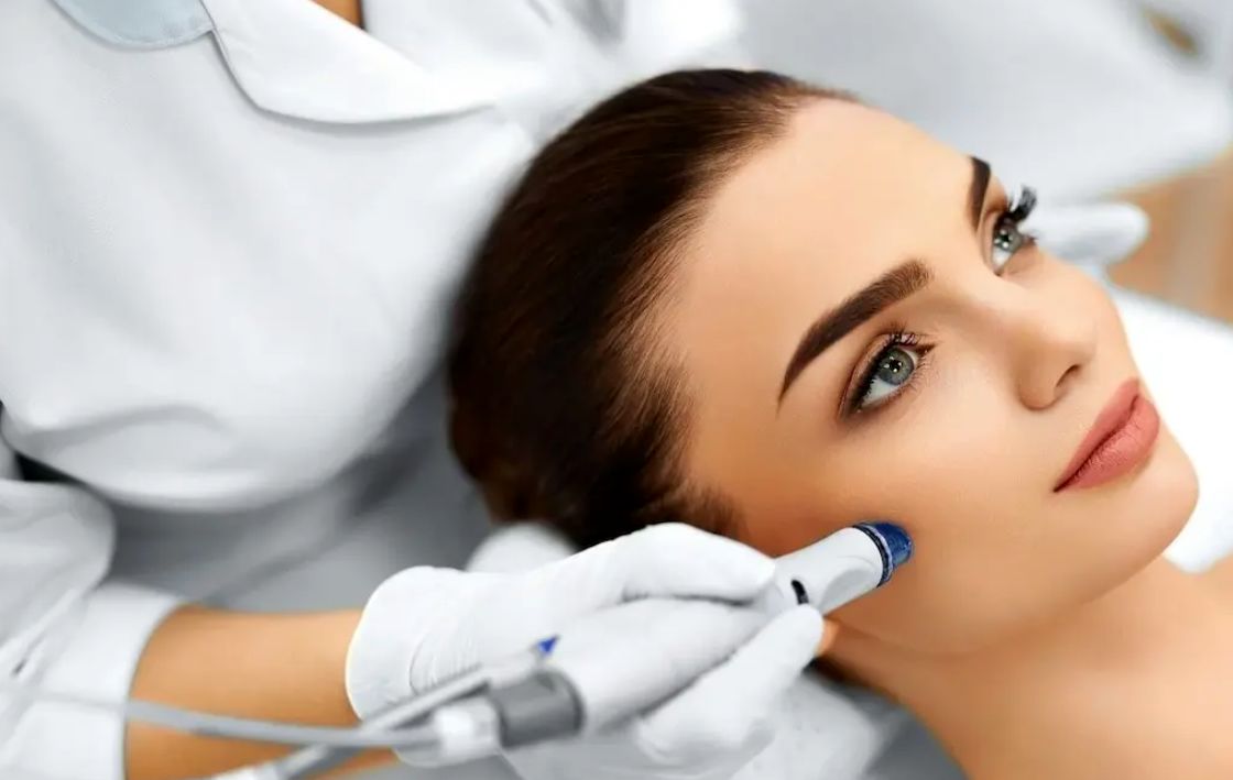 آشنایی با انواع خدمات کلینیک زیبایی دلوان (کاشت مو، کاشت ابرو، بلفاروپلاستی و ...)