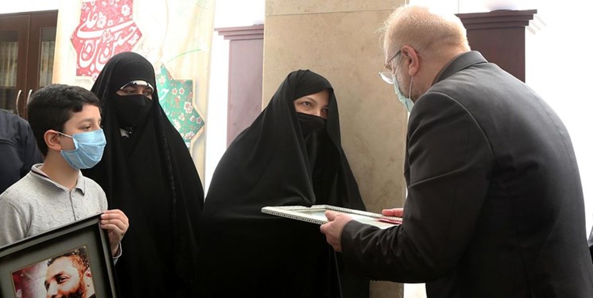 تجلیل قالیباف از خانواده شهید امر به معروف «محمد محمدی» +عکس