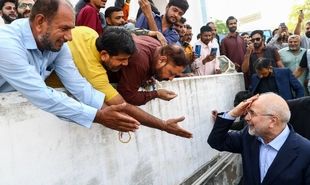  استقبال گرم مردم کراچی از قالیباف در نماز جمعه