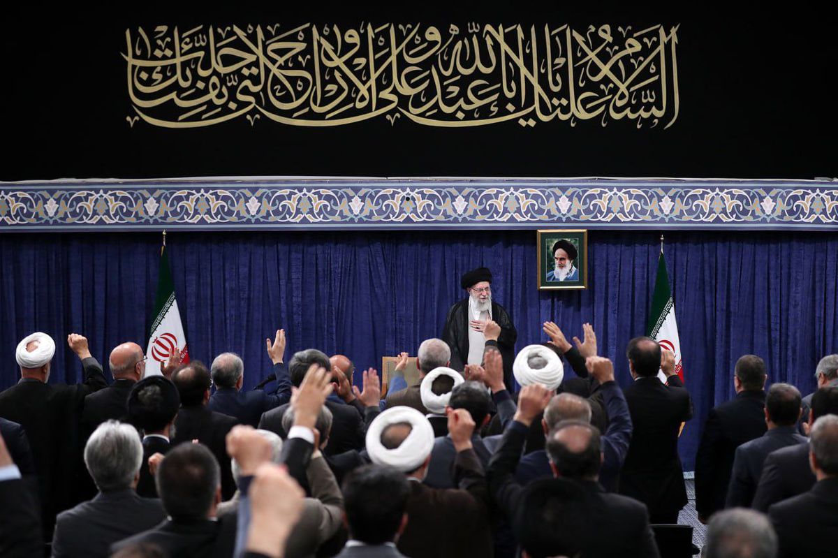رهبر انقلاب : رفع مغالطهها، وفاداری به نظام با زبان، شور و هیجانی عمومی در این شرایط لازم است