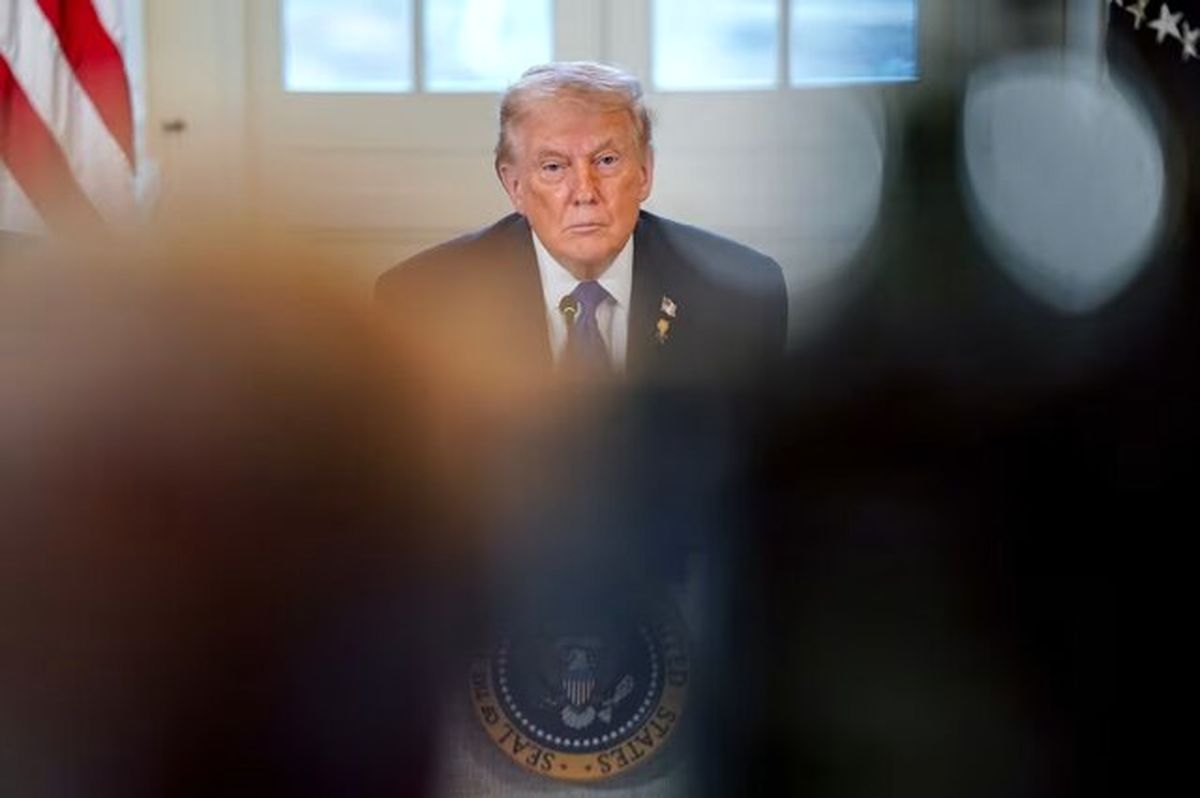 جنجال اسکناس پنج دیناری دوره صدام روی میز ترامپ! +عکس